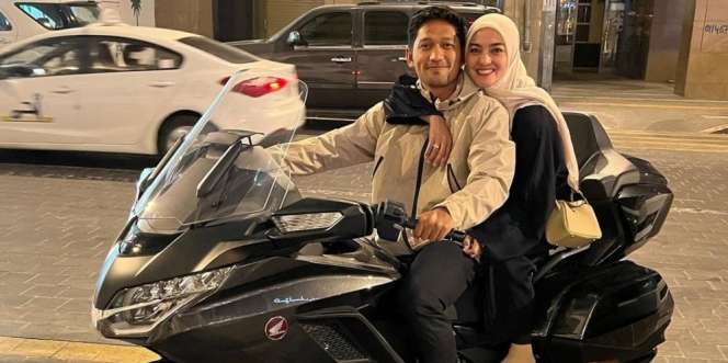 Sedang Umroh, Ini Potret Ibnu Jamil Ajak Ririn Ekawati Keliling Kota Madina Pakai Motor