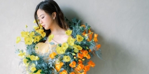 8 Maternity Shoot Terbaru Franda dengan Penuh Bunga-Bunga, Gayanya Bak Ibu Peri