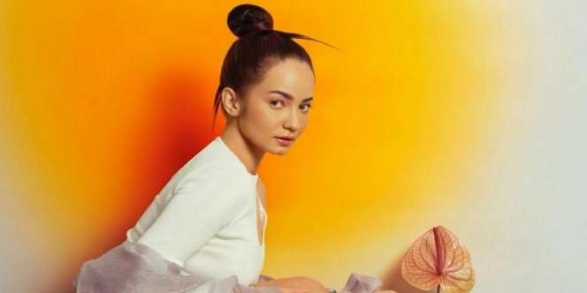 Pesona Enzy Storia dalam Balutan Outfit Colorful, Makin Memukau!