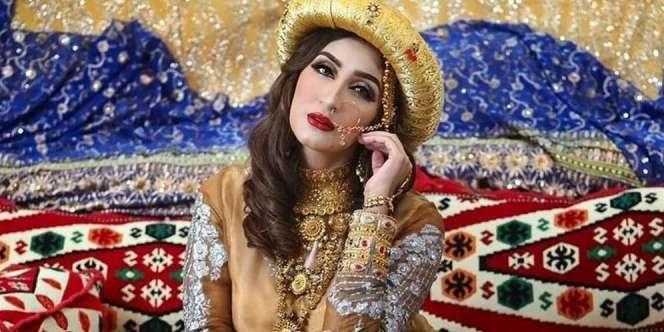 Disebut Mirip Aktris Bollywood Kareena Kapoor, Ini 10 Potret Tania Nadira Mantan Istri Tommy Kurniawan yang  Mempesona