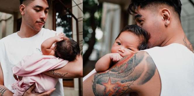 7 Gaya Kece Krisjiana Baharudin Gendong Baby Xarena, Super Daddy Idaman Nih!