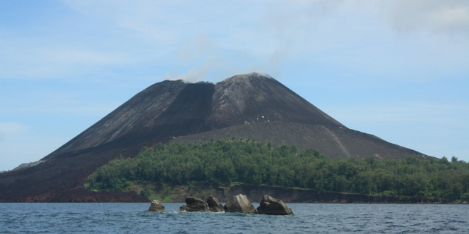 Keindahan Panorama Gunung Krakatau Dilihat dari Tanjung Lesung