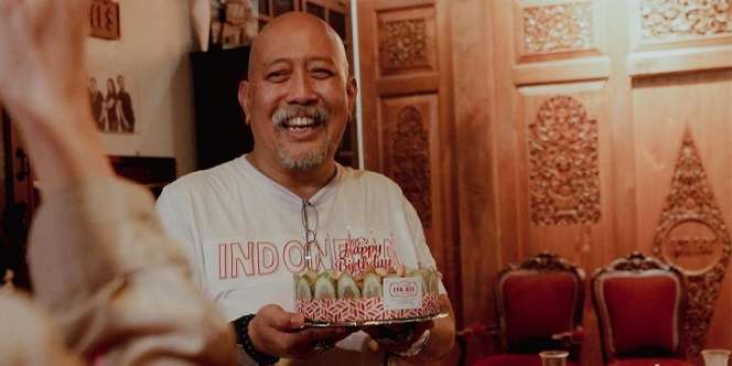 8 Potret Surprise Ulang Tahun Indro Warkop ke-64, Dapat Banyak Cinta dan Dihadiri Keluarga Besar