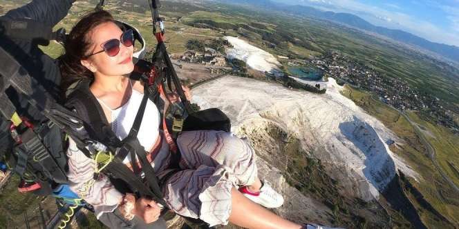 10 Potret Prilly Latuconsina Naik Paragliding di Turki, Seru Nikmati Pemandangan dari Atas