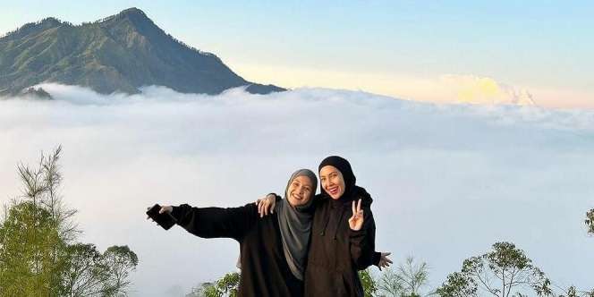 10 Potret Seru Liburan Natasha Rizky dan Ratna Galih ke Gunung hingga Basah di Air Terjun, Bestie Goals Banget!