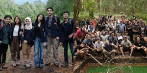 10 Potret Kebersamaan Belakang Layar Para Pemain 'KKN di Desa Penari', Kayak Geng Kuliahan Beneran!