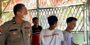 Polisi Baik Hati Bantu Biayai Kuliah Remaja yang Terpaksa Jualan Bakso Lantaran Ditinggal Kabur Ortu
