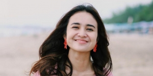Potret Michelle Ziudith Melukat di Bali, Pakai Kebaya Putih Super Anggun Mandi di Air Terjun