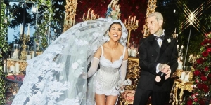 7 Potret Pernikahan Ketiga Kourtney Kardashian dan Travis Barker di Italia, Gaun Mininya Curi Perhatian