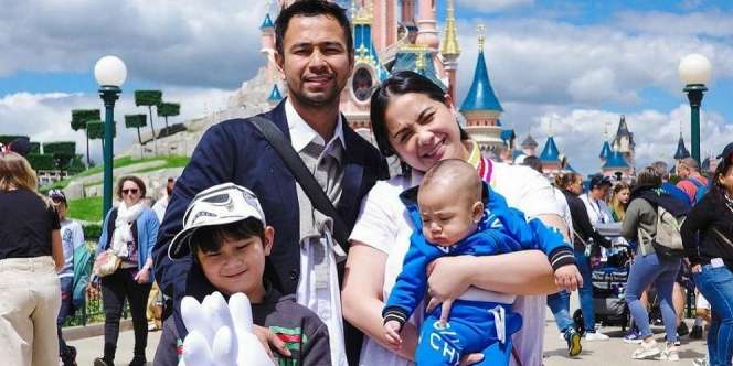 Potret Raffi Ahmad dan Nagita Slavina Jalan-Jalan ke Paris, Ajak Rafathar dan Rayyanza ke Disneyland