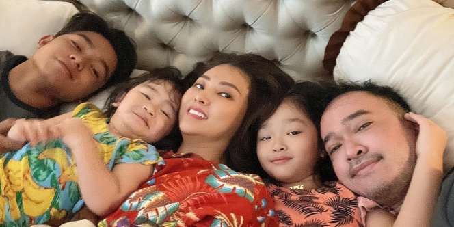 Family Man Banget, Ini 10 Potret Ruben Onsu Rebahan Quality Time Bareng Anak dan Istri