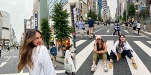 Tak Ragu Pose Duduk di Tengah Jalan, Ini Potret Luna Maya yang Lagi Liburan di Jepang