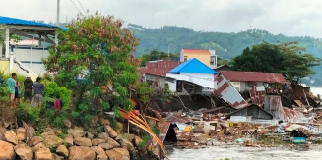 Jembatan Pantai Amurang Putus, Puluhan Rumah Amblas 291 Jiwa Mengungsi Akibat Abrasi