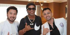 7 Potret Ronaldinho Tiba di Indonesia, Disambut Meriah oleh Raffi Ahmad