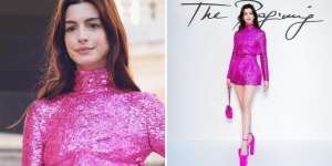 Potret Anne Hathaway Pakai Mini Dress Pink Menyala, Memesona Bak Barbie Hidup