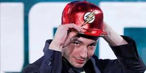 Bikin Ulah Lagi, Aktor Hollywood Ezra Miller Keluyuran Sambil Pakai Rompi Anti Peluru dan Bawa Senjata Api