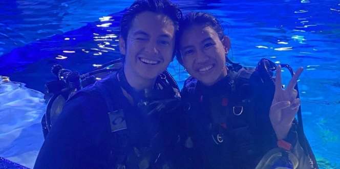 Potret SeaWorld Date Angga Yunanda dan Shenina Cinnamon, Coba Diving Pake Alat Selam Juga Lho!