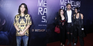 Deretan Artis yang Hadir di Premiere Film 'Mencuri Raden Saleh', Gaya Iqbaal Ramadhan Kasual Banget