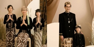 10 Pemotretan Kimbab Family dengan Pakaian Adat Sunda, Wajahnya Auto Melokal