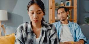 Punya Pacar Irit Bicara? Terapkan Cara Berikut Agar Hubunganmu Tak Terasa Hambar