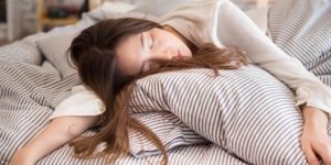 Tidur dengan Rambut Basah Bisa Sebabkan Flu, Mitos atau Fakta?