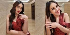 Pesonanya Bikin Cowok-Cowok Kelimpungan, Ini 11 Potret Cantik Ayu Ting Ting dengan Bibir Merah Merona