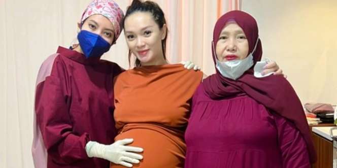 Lakukan Persalinan Secara Normal, Selamat Zaskia Gotik Melahirkan Bayi Perempuan