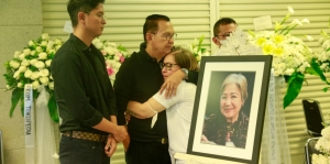 Beri Penghormatan Terakhir, Roy Marten Sampaikan Sambutan di Pemakaman Mantan Istri