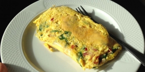 4 Cara Membuat Omelet Mie dan Telur yang Enak dan Praktis Banget!