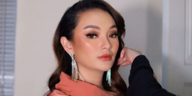 Zaskia Gotik Posting Foto Habis di-Make Up, Netizen Salfok dengan Alisnya yang Berbeda