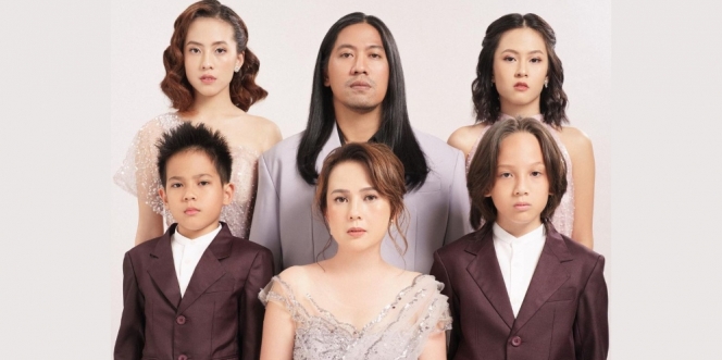 Adhisty Zara Posting Photoshoot Keluarga, Netizen Salfok dengan Penampilan Gondrong Sang Ayah