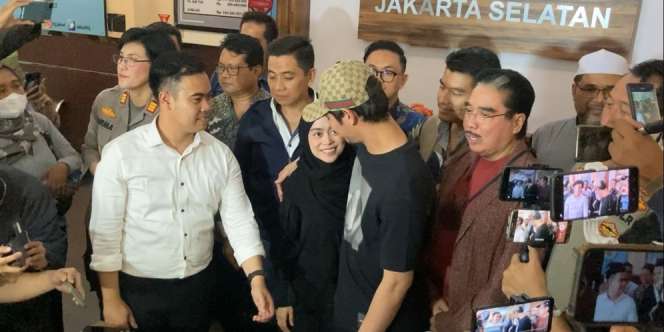 Rizky Billar Datangi Polres Metro Jakarta Selatan Bareng Lesti Kejora, Gandengan Erat dan Terlihat Mesra