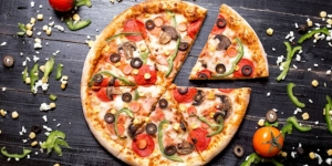 3 Cara Membuat Pizza Teflon Rumahan yang Enak dan Lembut