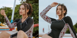 Deretan Pesona Nora Alexandra Tampil Pakai Swimsuit One Piece Motif Batik, Pamer Kaki Indah dengan Pose Kece