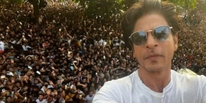 Ulang Tahun ke-57, Kediaman Shahrukh Khan Diserbu Ribuan Fans