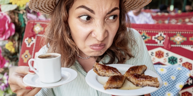7 Cara Mengatasi Keracunan Makanan secara Tepat dan Cepat di Rumah