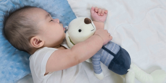 Tidur di Ruang Terang atau Gelap, Mana yang Paling Baik untuk Bayi?