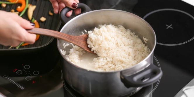 Cara Memasak Nasi di Kompor Tanpa Rice Cooker, Dijamin Pulen!
