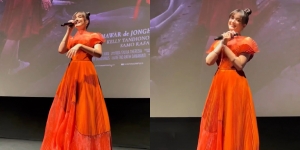 8 Potret Mawar Eva de Jongh di Gala Premiere 'Puisi Cinta Yang Membunuh', Tampil Elegan dengan Dress Oranye
