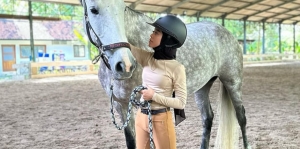 Bikin Fans Syok, Ini Harga Helm Berkuda Lesti Kejora yang Berhiaskan Kristal