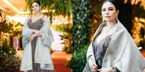Penuh Pesona, Ini 10 Potret Nikita Mirzani Kenakan Gaun Elegan dan Outer Kain Tenun Riau