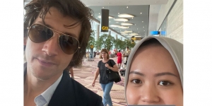 Bikin Iri Warganet, Wanita Ini Gak Sengaja Ketemu Alex Turner Vokalis Arctic Monkeys di Bandara