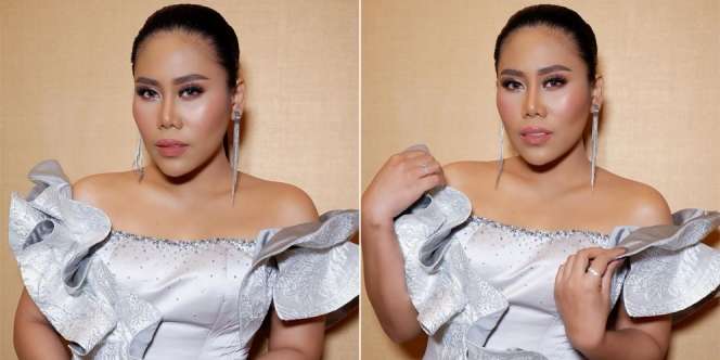 Kulit Eksotisnya Terpampang Nyata, Ini Pesona Evi Masamba yang Kian Glowing saat Pakai Dress Silver