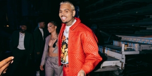 Chris Brown Bikin Heboh dengan Lempar Handphone Fans yang Ia Ajak Naik ke Atas Panggung
