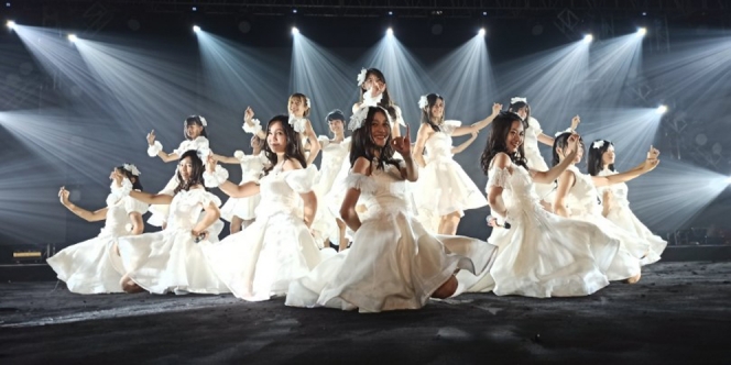 Lirik Lagu JKT48 - Benang Sari, Putik, dan Kupu-Kupu Malam