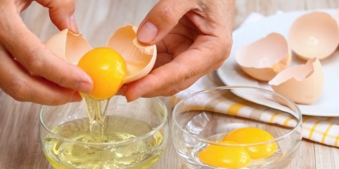 Tips Memecahkan Telur Agar Tidak Berantakan dan Anti Mengotori Tangan