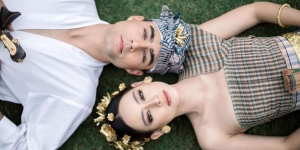 Intip 10 Potret Prewedding Laura Theux dan Indra Brotolaras yang Menggunakan Tema Adat Bali! Syahdu Banget