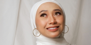 5 Tips Pakai Hijab Putih saat Lebaran Agar Wajah Tak Nampak Kusam