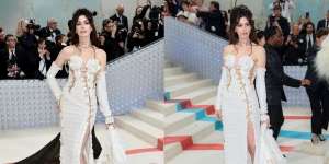 Tampil Memukau, Ini 7 Potret Anne Hathaway saat Hadiri Met Gala 2023