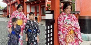 10 Potret Titi Kamal dan Keluarga Liburan ke Jepang, Kompakan Pakai Kimono!